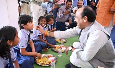 *न्योता भोज में शामिल हुए उप मुख्यमंत्री श्री अरुण साव और स्वास्थ्य मंत्री श्री श्याम बिहारी जायसवाल*  *बच्चों को स्नेह से परोसा भोजन, बच्चों के साथ जमीन पर बैठकर खाया खाना*  *न्योता भोज से मानसिक और शारीरिक रूप से पुष्ट होंगे स्कूली बच्चे : उप मुख्यमंत्री श्री अरुण साव
