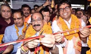 उप मुख्यमंत्री अरुण साव एवं वित्त मंत्री ओपी चौधरी ने अयोध्या दर्शन करने जा रहे श्रद्धालुओं को किया रवाना,850 राम भक्तों को लेकर जा रही ट्रेन को दिखाई हरी झंडी अयोध्या धाम के साथी काशी विश्वनाथ धाम का करेंगे दर्शन