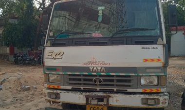कोतवाली पुलिस ने अवैध कबाड़ से भरी ट्रक किया जप्त, पुलिस को देखकर कबाड़ लोड करने वाले लोग भाग निकले