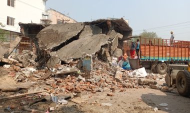 अवैध कबाड़ी पर पुलिस और निगम की बड़ी कार्रवाई, चर्चित कबाड़ी के दूकान में चला बुलडोजर