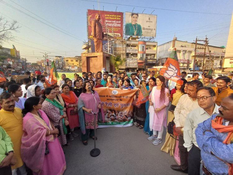 भाजपा महिला मोर्चा ने फूका ममता बनर्जी का पुतला, संदेशखाली घटना पर जताया आक्रोश