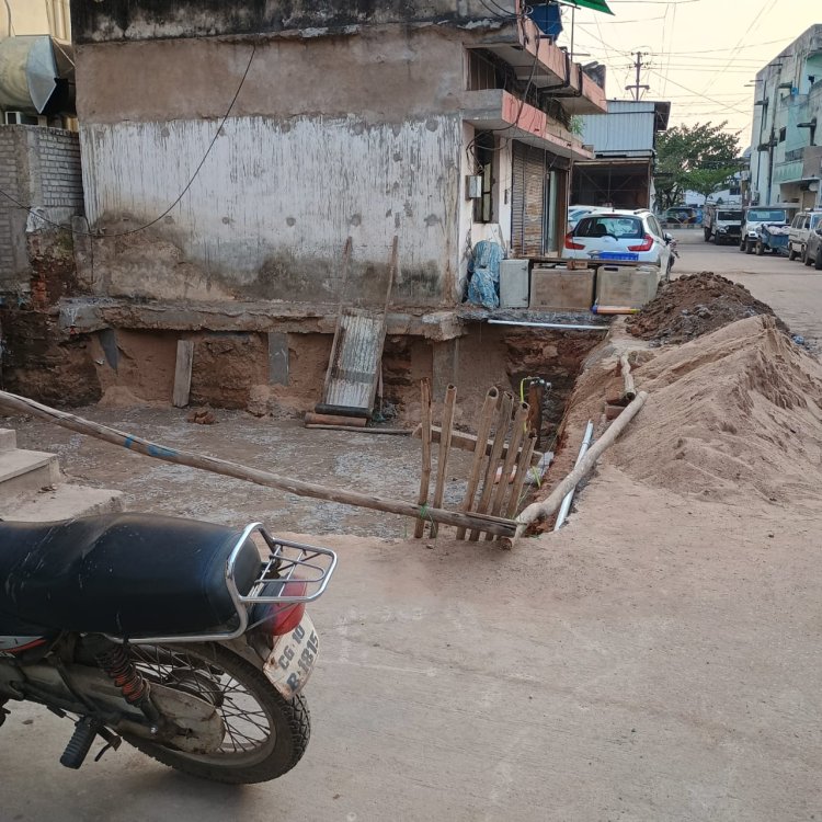 एक तरफ शहर की पार्किंग व्यवस्था सुधारने कलेक्टर,कमिश्नर उतरे हैं सड़को पर, दुसरी तरफ पार्किंग की जमीन पर बिल्डर करा रहा अवैध निर्माण