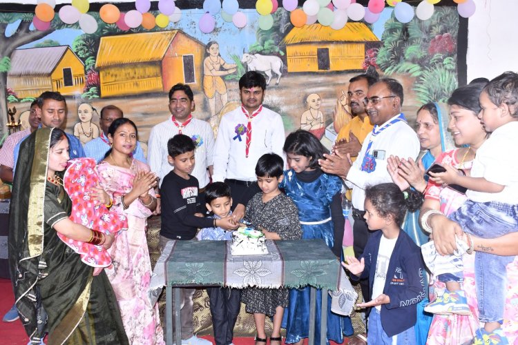*न्योता भोज: कलेक्टर ने स्कूली बच्चों के साथ किया भोजन*  *स्कूल में शिक्षा सहित कराए जा रहे अन्य गतिविधियों की सराहना की*
