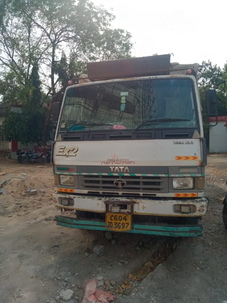 कोतवाली पुलिस ने अवैध कबाड़ से भरी ट्रक किया जप्त, पुलिस को देखकर कबाड़ लोड करने वाले लोग भाग निकले