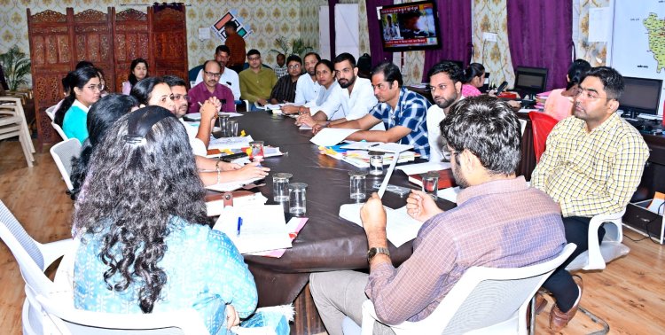 *लोकसभा निर्वाचन 2024*  *लोकसभा निर्वाचन के मद्देनजर कलेक्टर ने ली बैठक*   *सभी आवश्यक तैयारियां सुनिश्चित करने दिए निर्देश