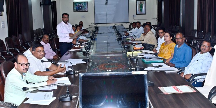 *कार्य में लापरवाही बरतने पर डीएमसी को शोकाज नोटिस जारी*  *विभागीय कार्य में रूचि नहीं लेने वाले अधिकारियों को लगाई जमकर फटकार