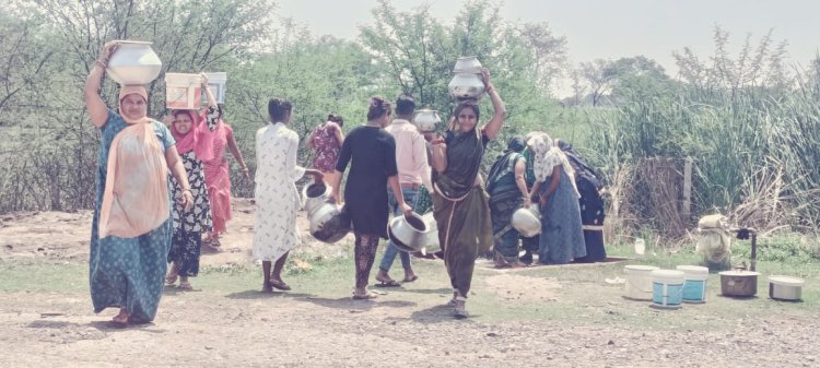 जरेली में तीन दिन से बिजली नही पीने के पानी के लिये ग्रामीण कर रहे जद्दोजहद , दूसरे ग्राम से पानी लाने मजबूर