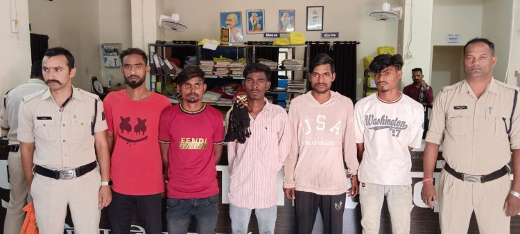 होली त्यौहार से पहले क्षेत्र का माहौल खराब करने वाले गुंडे बदमाशो पर पुलीस की बड़ी कार्रवाई, धारदार हथियार लेकर लोगों को धमकाने वाले आरोपीयों को सरकंडा पुलीस ने किया गिरफ्तार