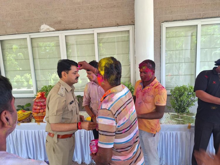 पुलिस अधिकारी-कर्मचारियों ने खेली परिवार संग होली, पुलीस अधिक्षक रजनेश सिंह ने दी शुभकामनाएं