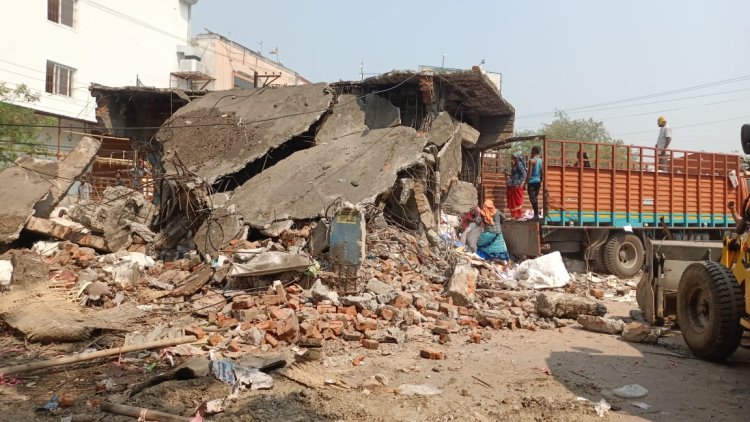 अवैध कबाड़ी पर पुलिस और निगम की बड़ी कार्रवाई, चर्चित कबाड़ी के दूकान में चला बुलडोजर
