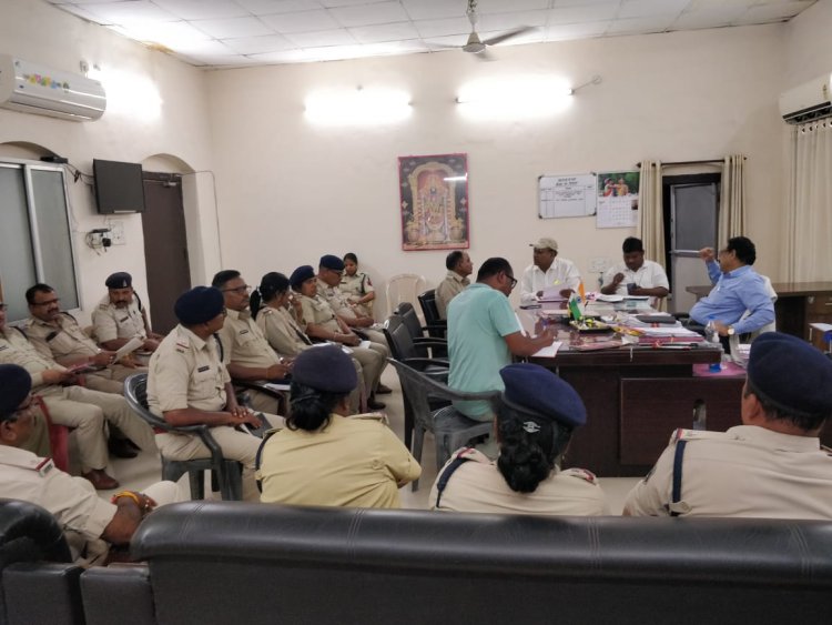 बाल विवाह रोकथाम के संबंध में एडीएम ने ली अधिकारियो की संयुक्त बैठक