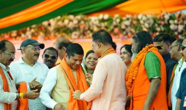 आम आदमी पार्टी के प्रदेश अध्यक्ष हुपेंडी Bjp में हुए शामिल,कांकेर में मुख्यमंत्री साय ने पार्टी का गमछा पहनाकर किया स्वागत