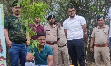 पौधा रोपकर कलेक्टर ने दिया मतदाता जागरूकता का संदेश
