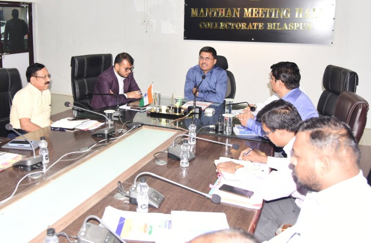 कलेक्टर अवनीश शरण ने प्रशासनिक अधिकारियों की ली साप्ताहिक बैठक, चुनाव की तैयारी के साथ लंबित मामलों को जल्द पूरा करने दिए निर्देश