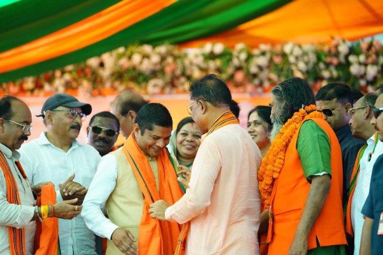 आम आदमी पार्टी के प्रदेश अध्यक्ष हुपेंडी Bjp में हुए शामिल,कांकेर में मुख्यमंत्री साय ने पार्टी का गमछा पहनाकर किया स्वागत