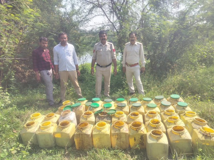 आबकारी विभाग की बड़ी कार्यवाही 75 लीटर अवैध कच्ची शराब के साथ   बड़ी मात्रा मे महुआ जप्त