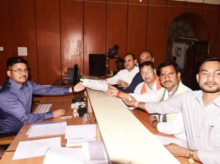 Breaking: शुभ मुहूर्त में प्रत्याशियों ने किया नामांकन दाखिल,Bjp प्रत्याशी तोखन साहू ने भरा नामांकन, कांग्रेस प्रत्याशी देवेंद्र यादव की तरफ से उनके बड़े भाई ने दाखिल किया नामांकन फार्म,