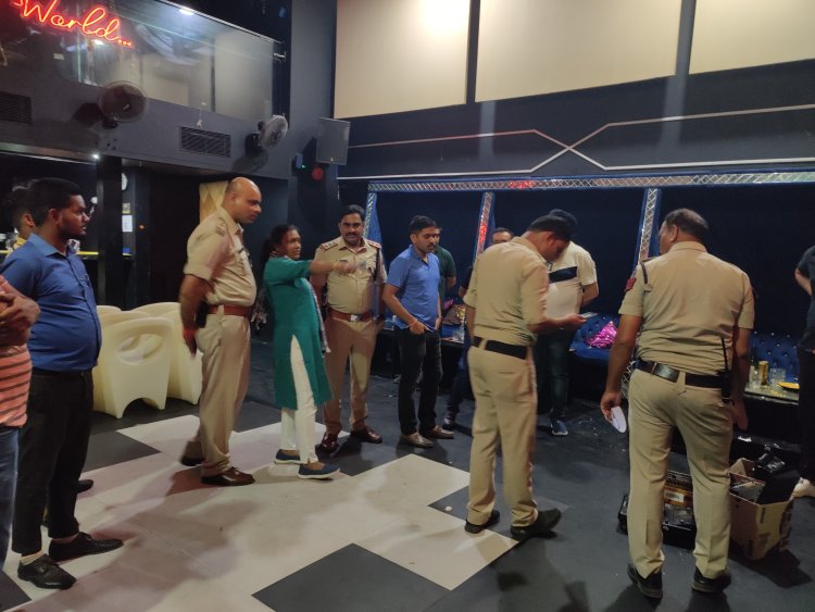 मंगला चौंक के पास 36 मॉल में संचालित तंत्रा बार में पुलीस की रेड,देर रात खुले थे बार पिलाई जा रही थी शराब, शराब के नशे में युवक युवतियां आपस में झगड़ रहे थे, पुलिस के पहुंचने पर सभी हुए फरार