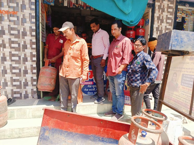 अवैध गैस सिलेंडर बेचने की शिकायत पर की गई छापेमारी, 8 गैस सिलेंडर जप्त