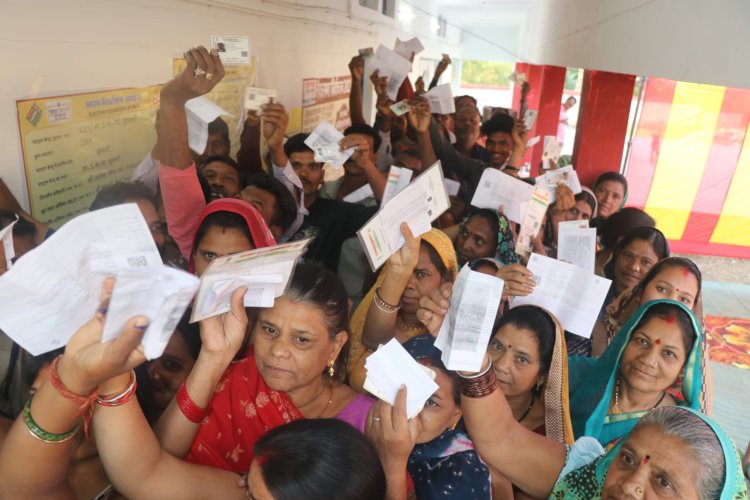 छत्तीसगढ़ में पहले चरण का मतदान जारी, नक्सल प्रभावित क्षेत्रों में बहुत उत्साह के साथ लोग कर रहे अपने मताधिकार का प्रयोग