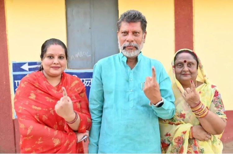 बीजेपी अध्यक्ष किरण सिंहदेव ने सपरिवार किया मतदान