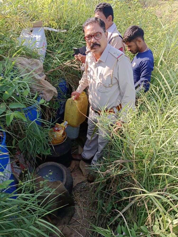 आबकारी विभाग की बड़ी कार्यवाही 35 लीटर कच्ची अवैध शराब के साथ 400 की. ग्रा. महुआ जप्त