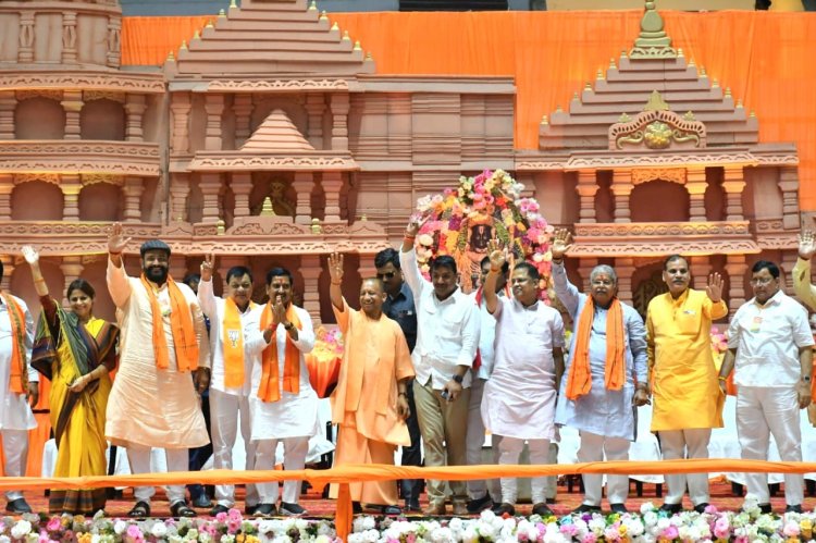 यूपी के मुख्यमंत्री योगी आदित्यनाथ ने बेलतरा के विशाल आम सभा कांग्रेस पर जमकर हमला बोला,कांग्रेस ने भारत की सनातन आस्था का हमेशा अपमान किया है