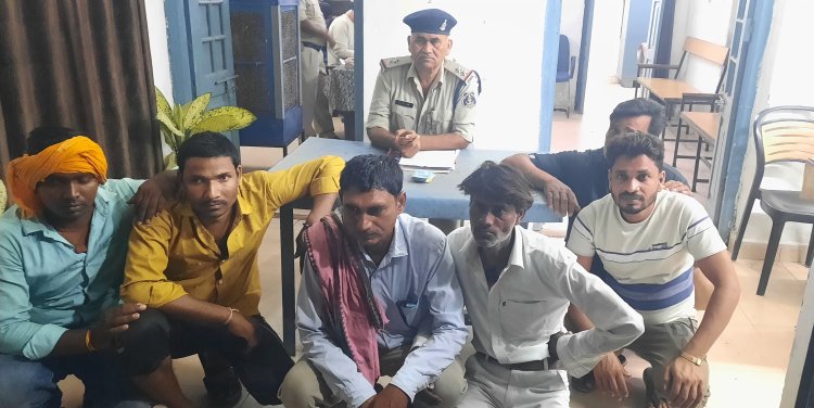 52 पत्ती ताश एवं नगदी रकम के साथ 6 जुआरी गिरफ्तार