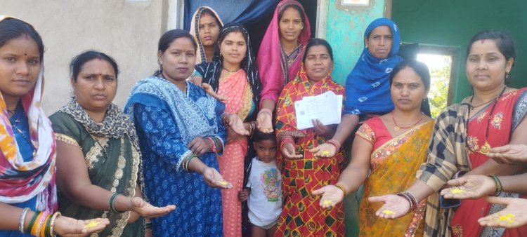 चुनाव के लिए निमंत्रण: मतदान दल घर घर जाकर अक्षत चावल से दे रहे नेवता,