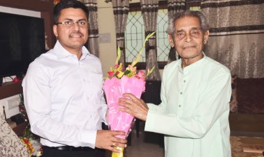 कलेक्टर अवनीश शरण पहुंचे पद्मश्री रामलाल बरेठ के निवास,किया अभिनंदन, शिष्य कलाकारों के सम्मेलन के लिए हर संभव मदद का भरोसा