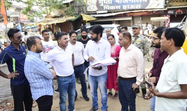 सुबह भ्रमण पर निकले कलेक्टर और निगम कमिश्नर, शहर में चल रहे विकास कार्य का लिया जायजा, काम में देरी ठेकेदार को लगाई फटकार, तय समय में काम पूरा करने दिए निर्देश