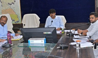 *कलेक्टर ने धान उठाव के संबंध में नोडल अधिकारियों की ली बैठक*  *धीमी प्रगति पर जताई नाराजगी, अधिकारियों को शोकॉज नोटिस जारी करने दिए निर्देश