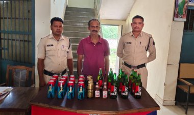 मित्र मिलन ढाबा में अवैध रूप से शराब की बिक्री करने वाले संचालक को पुलीस ने किया गिरफ्तार, कई बोतल अंग्रेजी शराब जप्त