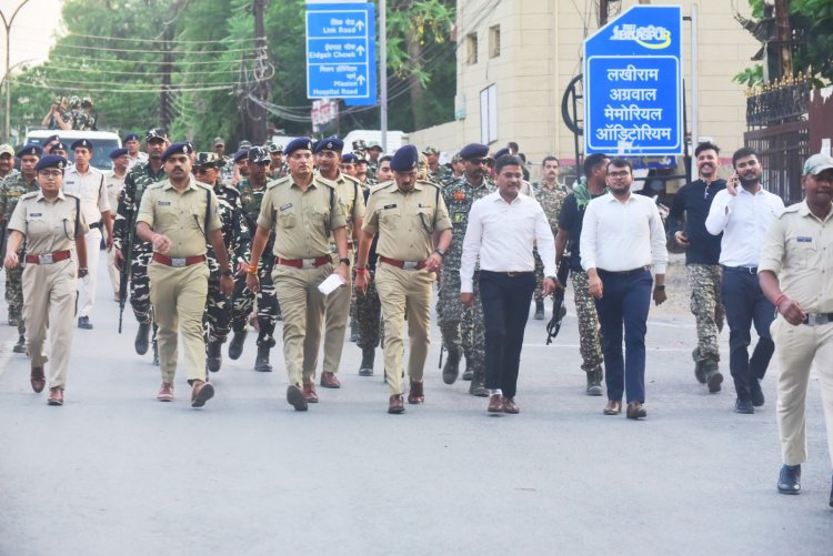 लोकसभा चुनाव ने सम्हाला मोर्चा, सुरक्षाबलों ने किया फ्लैग मार्च, कलेक्टर अवनीश शरण,एसपी  सिंह हुए शामिल,कलेक्टर शरण जवानों को संबोधित करते हुए बोले भयमुक्त एवं शांतिपूर्ण निर्वाचन कराने आप पर है महत्वपूर्ण ज़िम्मेदारी