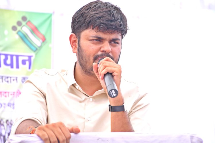 *अच्छे जनप्रतिनिधि का चुनाव करने स्वतंत्र एवं निष्पक्ष होकर मतदान करना जरूरी - कलेक्टर राहुल देव*  *श्रमिकों को शतप्रतिशत मतदान के लिए लिया संकल्प
