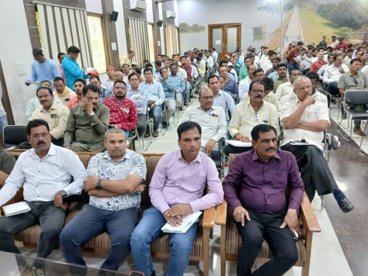 अधिकारी-कर्मचारियों को दिया गया प्रशिक्षण,मतदान दलों को सामग्री वितरण 6 मई को, लगभग 300 कर्मचारीयो की ड्यूटी,बनाए गए 76 काउंटर