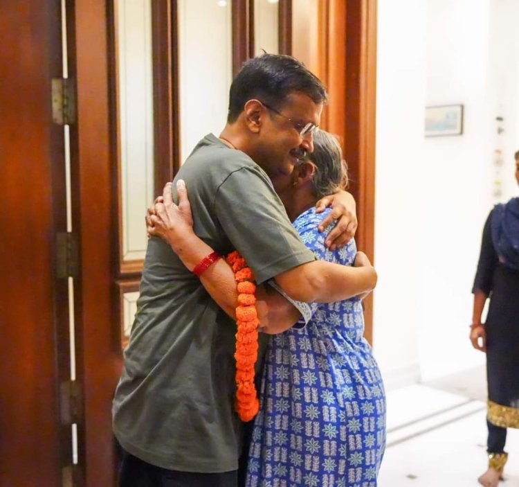 सीएम केजरीवाल जमानत के बाद तिहाड़ जेल से आए बाहर, कार्यकर्ताओ को किया सम्बोधित,आवास में स्वागत,घर वाले हुए भावुक, दोपहर करेंगे प्रेस कॉन्फ्रेंस