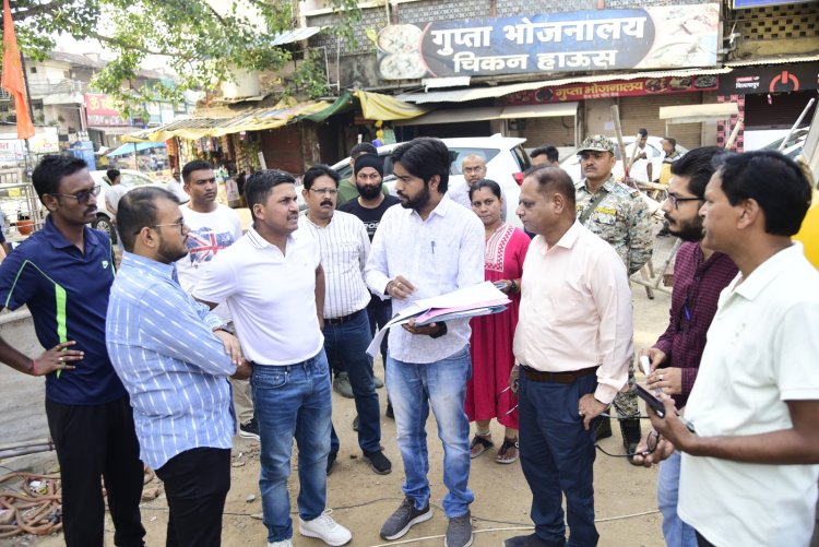 सुबह भ्रमण पर निकले कलेक्टर और निगम कमिश्नर, शहर में चल रहे विकास कार्य का लिया जायजा, काम में देरी ठेकेदार को लगाई फटकार, तय समय में काम पूरा करने दिए निर्देश