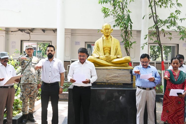 कलेक्टर ने अधिकारी और कर्मचारियों को दिलाई आतंकवाद विरोधी शपथ