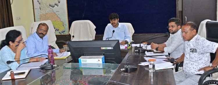 *कलेक्टर ने धान उठाव के संबंध में नोडल अधिकारियों की ली बैठक*  *धीमी प्रगति पर जताई नाराजगी, अधिकारियों को शोकॉज नोटिस जारी करने दिए निर्देश