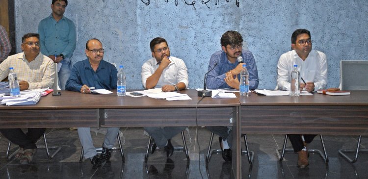 *कलेक्टर ने निजी स्कूलों के संचालकों, प्राचार्यों एवं नोडल अधिकारियों की ली बैठक*  *स्कूलों में ड्रॉप आउट रोकने करें समुचित प्रयास: कलेक्टर*  *स्कूल वाइज ड्रॉप आउट रेट का एनालिसिस करने एवं कार्ययोजना बनाने दिए निर्देश