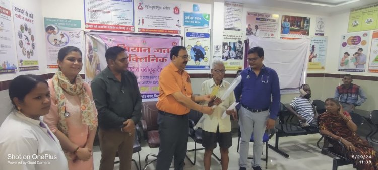 प्राथमिक स्वास्थ्य केंद्रों में ‘‘सियान जतन क्लीनिक’’ का विशेष आयोजन,बुजुर्गाें को बांटे गए चश्मा, छड़ी एवं श्रवण यंत्र