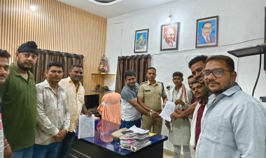 फेसबुक एवं वाट्सएप के माध्यम से हिन्दू धर्म के खिलाफ घृणा फैलाने, धार्मिक भावनाओं को ठेस पहुंचाने  खिलाफ आज रायपुर ग्रामीण विधानसभा के उरला थाना के थाना प्रभारी को सौपा गया ज्ञापन