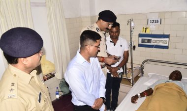 बलौदा बाजार हिंसा में घायल जवान से अपोलो हॉस्पिटल मिलने पहुंचे कलेक्टर एसपी, बेहतर से बेहतर इलाज करने दिए निर्देश