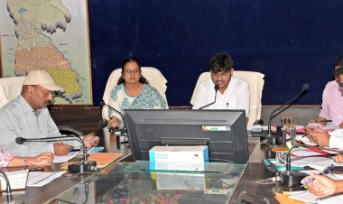 *सभी अधिकारी-कर्मचारी कार्यालयीन समय पर उपस्थित रहकर कार्य करें - कलेक्टर*  *प्रत्येक मंगलवार को फिर से होगा जनदर्शन, समय-सीमा की बैठक आयोजित