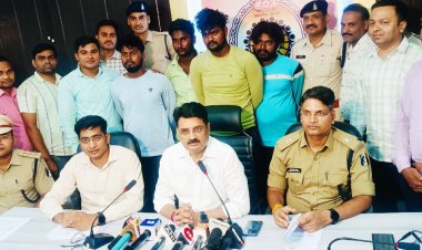 अशोक नगर के ज्वेलरी शॉप में उठाईगिरी करने वाले आरोपियों को पुलिस ने किया गिरफ्तार,देर रात पुलीस कप्तान रजनेश सिंह ने किया खुलासा, तगड़ी घेराबंदी में भाग नहीं पाए आरोपी, सोने चांदी के आभूषण बरामद