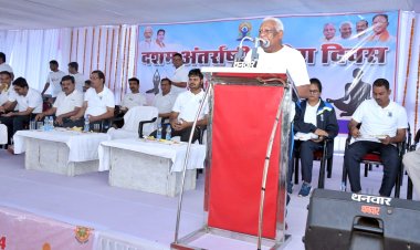 *‘‘दशम अंतर्राष्ट्रीय योग दिवस’’*  *मुंगेली में क्षेत्रिय विधायक, कलेक्टर सहित बड़ी संख्या में लोगों ने सामूहिक रूप से किया योगाभ्यास