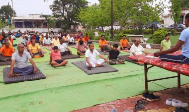 अंतराष्ट्रीय योग दिवस के अवशर पर नगर के गणमान्य नागरिक के साथ अधिकरी कर्मचारी ने किया योगा अभ्यास