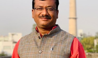 भाजपा के मंडल अध्यक्ष, पार्षद, कार्यकर्ताओं को बिल्डर के खिलाफ एफआईआर दर्ज कराने थाना में प्रदर्शन करना पड़ रहा