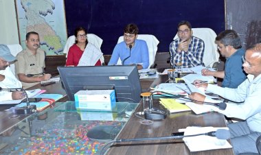 *कलेक्टर ने समय-सीमा की बैठक में विभागीय योजनाओं एवं गतिविधियों की समीक्षा की*  *बारिश के मद्देनजर खराब सड़कों के मरम्मत करने दिए निर्देश